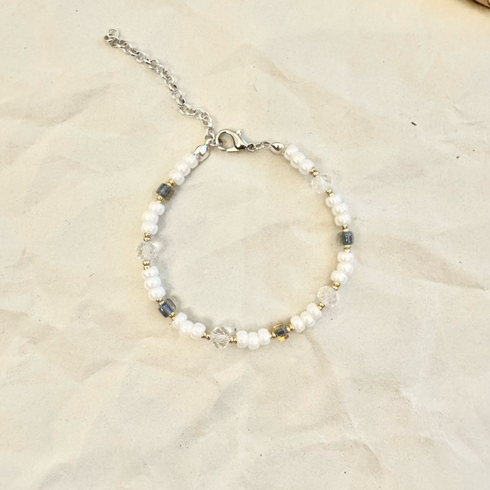 Elegant White and Silver Beaded Bracelet